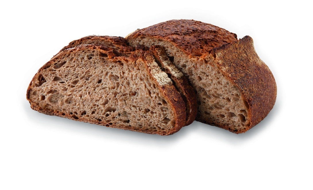 Zwei Stücke rustikales, knuspriges Schwarzbrot sind auf einem weißen Hintergrund platziert und zeigen ein dichtes, luftiges Inneres und eine dunkle, knusprige Außenkruste.