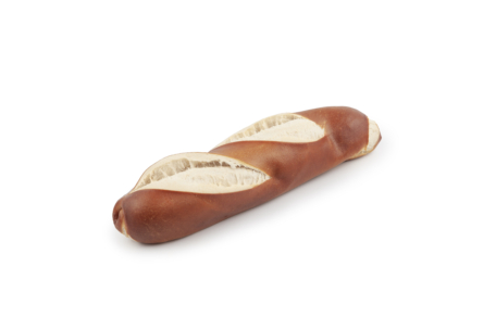 Ein einzelnes Laugenbaguette-Brötchen mit dunkelbrauner, glänzender Kruste und drei diagonalen Schlitzen auf der Oberseite, isoliert auf einem weißen Hintergrund.