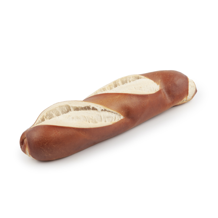Ein einzelnes Laugenbaguette-Brötchen mit dunkelbrauner, glänzender Kruste und drei diagonalen Schlitzen auf der Oberseite, isoliert auf einem weißen Hintergrund.