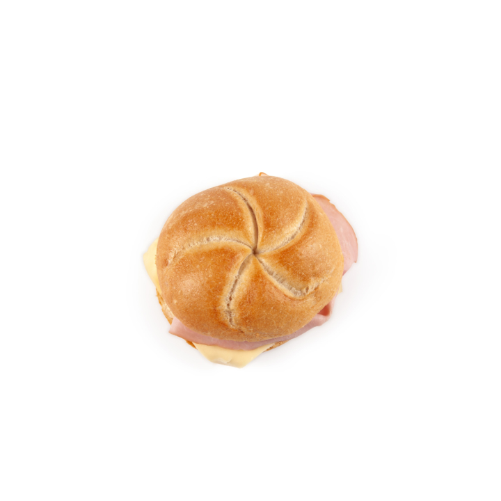 Ein Sandwich mit Schinken und Käse auf einem runden, knusprigen Brötchen, von oben gesehen auf einem schlichten weißen Hintergrund.