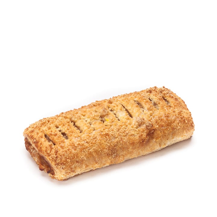 Ein goldbraunes, rechteckiges Gebäck mit gewelltem Rand und kleinen Schlitzen auf der Oberseite, das auf einem weißen Untergrund ruht. Die flockige Kruste sieht knusprig und strukturiert aus.