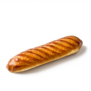 Ein einzelnes goldbraunes Baguette mit diagonalen Schlitzen auf der Oberseite, platziert auf einem schlichten weißen Hintergrund.