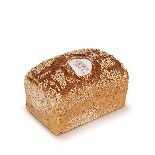 Bio-Dinkelbrot von Ströck mit Sesam, Hirse und Amaranth, als ganzer Brotlaib auf weißem Hintergrund.