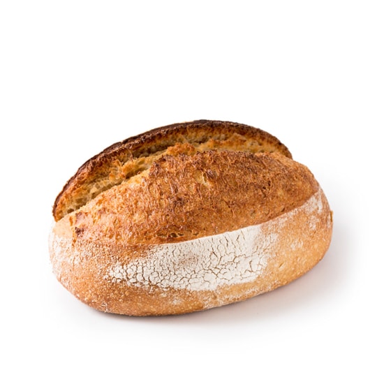 Ein runder, rustikaler, handwerklich hergestellter Brotlaib mit einer goldbraunen Kruste und einem Hauch von Mehl auf der Oberfläche, vor einem weißen Hintergrund.