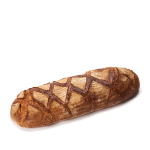 Ein Laib rustikales, knuspriges Brot mit goldbrauner Kruste und einem Kreuzmuster auf der Oberseite, dargestellt auf weißem Hintergrund.