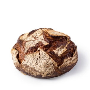 Ein runder, rustikaler, handwerklich hergestellter Brotlaib mit einer dunklen, knusprigen Außenseite und einer Mehlschicht auf der Oberseite auf einem weißen Hintergrund.
