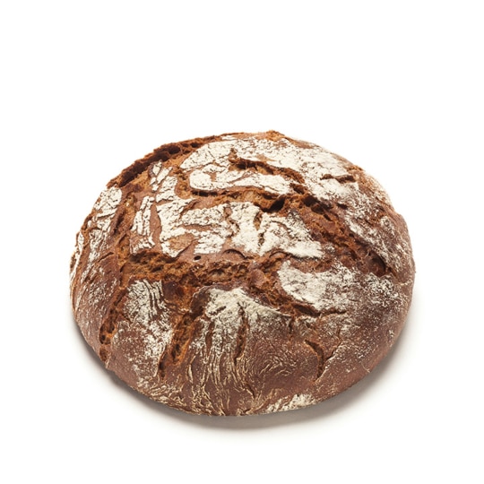 Ein runder, rustikaler Brotlaib mit einer knusprigen, braunen Außenseite und einer Mehlschicht auf der Oberseite, vor einem weißen Hintergrund.