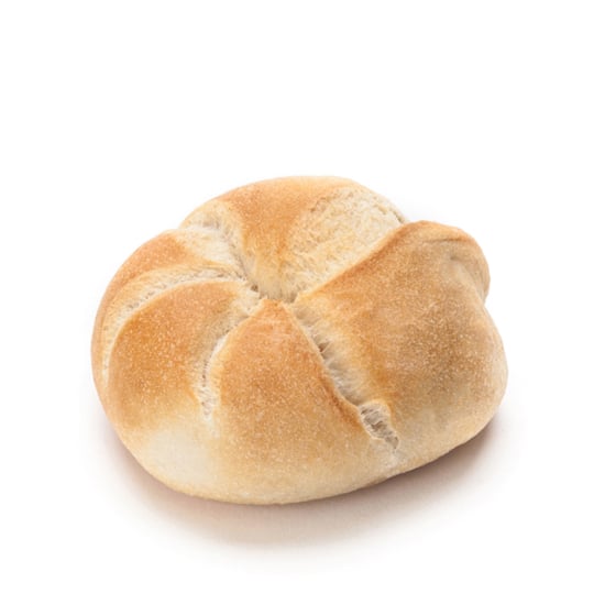 Ein einzelnes rundes Brötchen mit goldbrauner Kruste und deutlichen Faltlinien auf weißem Hintergrund.