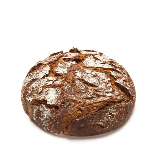 Ein runder Laib rustikalen, dunkelbraunen Brotes mit einer knusprigen Oberfläche und weißem Mehl auf weißem Hintergrund.