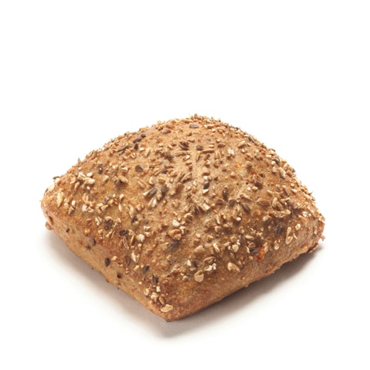 Ein quadratisches Vollkornbrötchen, belegt mit verschiedenen Samen, auf weißem Hintergrund.