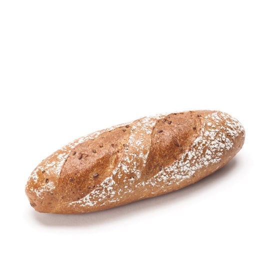 Ein ganzer Laib Bauernbrot mit goldbrauner Kruste, mit Mehl bestäubt und mit diagonalen Schrägstrichen versehen, auf einem schlichten weißen Hintergrund.