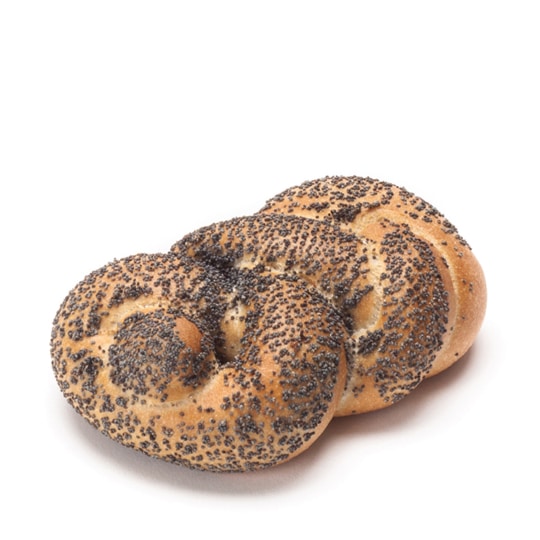Ein geflochtenes, mit Mohn bestreutes Brötchen auf einem weißen Hintergrund.