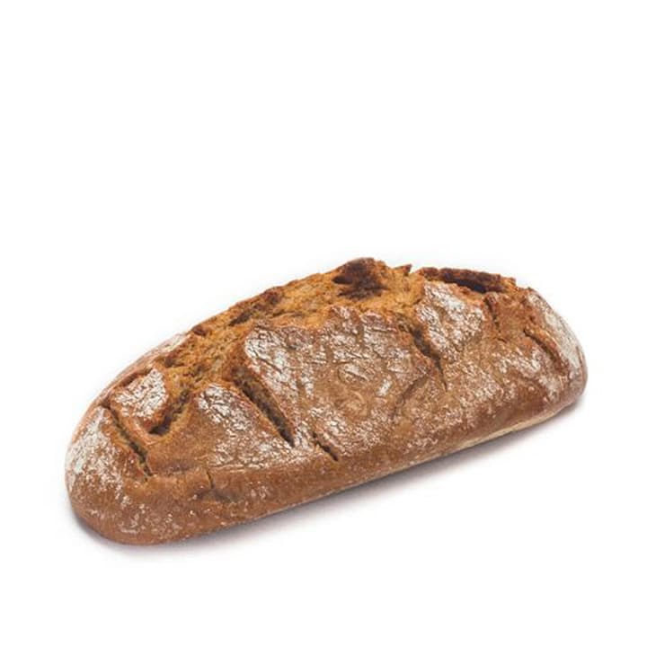 Ein Laib rustikales Schwarzbrot mit knuspriger, rissiger Oberfläche und Mehlstaub, isoliert auf einem weißen Hintergrund.