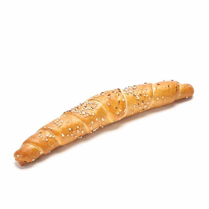 Ein goldbraunes, halbmondförmiges Brötchen, belegt mit Sesam, isoliert auf weißem Hintergrund.