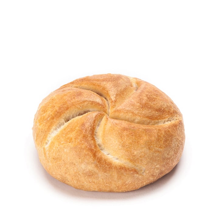 Ein rundes, goldbraunes Brötchen mit einer knusprigen Kruste und fünf geschwungenen, sternförmig angeordneten Schlitzen auf weißem Grund.