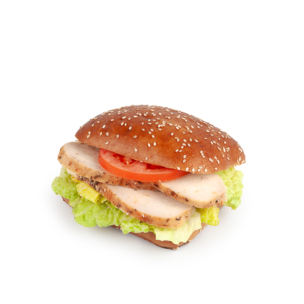 Ein Hähnchensandwich mit gegrilltem Hähnchenfleisch, Salat und Tomaten auf einem Sesambrötchen, isoliert auf weißem Hintergrund.