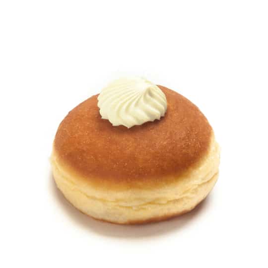 Ein runder, goldbrauner Krapfen mit einem Strudel aus weißer Sahne auf der Oberseite, vor einem schlichten weißen Hintergrund.