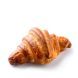 Ein goldbraunes, flockiges Croissant sitzt auf einem weißen Hintergrund und zeigt seine knusprige, geschichtete Textur und leicht gebogene Form.
