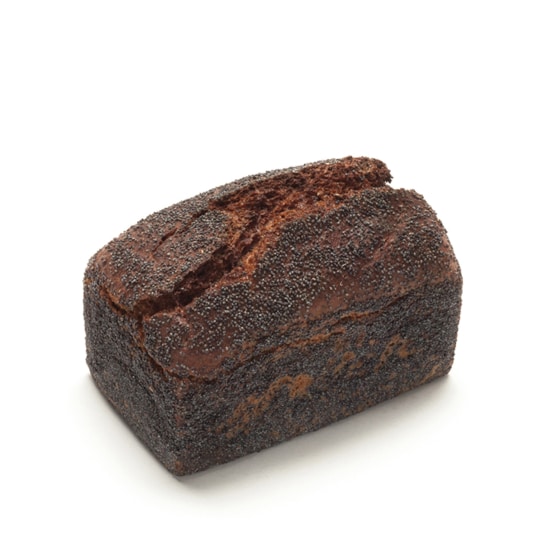 Ein Laib dunkles Roggenbrot, bedeckt mit Mohn, auf einem schlichten weißen Hintergrund.