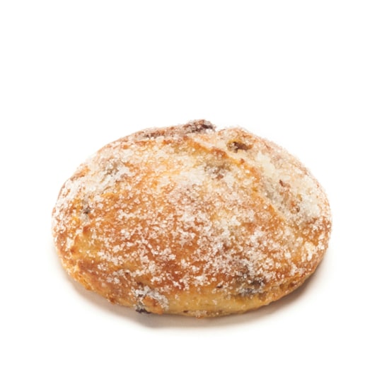 Ein rundes, goldbraunes Brötchen mit einer großzügigen Schicht aus Kristallzucker und einigen sichtbaren Flecken, wahrscheinlich Rosinen, auf einem schlichten weißen Hintergrund.