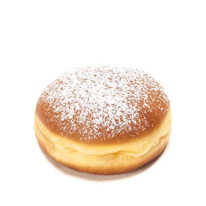 Ein runder, goldbrauner, mit Puderzucker bestäubter und mit Sahne gefüllter Donut, der auf einem schlichten weißen Hintergrund abgebildet ist.