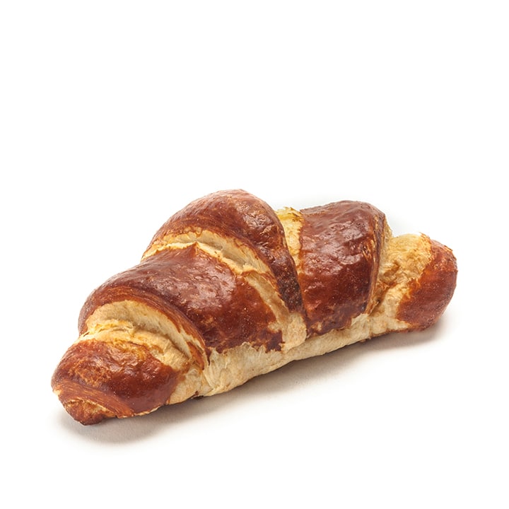 Ein einzelnes goldbraunes Croissant mit leicht glänzender Kruste auf weißem Grund.