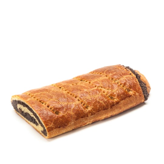 Ein rechteckiger Laib Mohnbrötchenteig mit goldbrauner Kruste und sichtbarem Strudel aus dunkler Mohnfüllung, isoliert auf weißem Hintergrund.