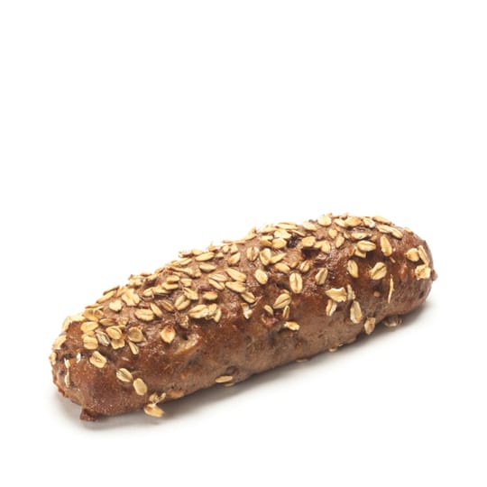 Ein mit Haferflocken belegtes Vollkornbrötchen auf einem weißen Hintergrund.