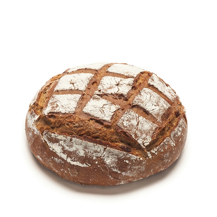 Ein runder, rustikaler Brotlaib mit einer knusprigen, goldbraunen Oberfläche und einem Mehlstaub auf der Oberseite, der ein kreuzförmiges Schnittmuster aufweist. Das Brot befindet sich auf einem schlichten weißen Hintergrund.