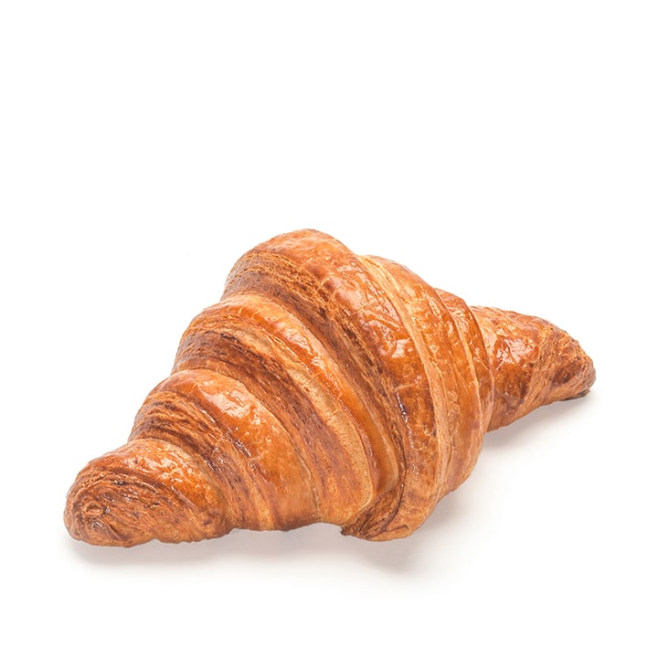Ein goldbraunes, flockiges Croissant sitzt auf einem weißen Hintergrund.