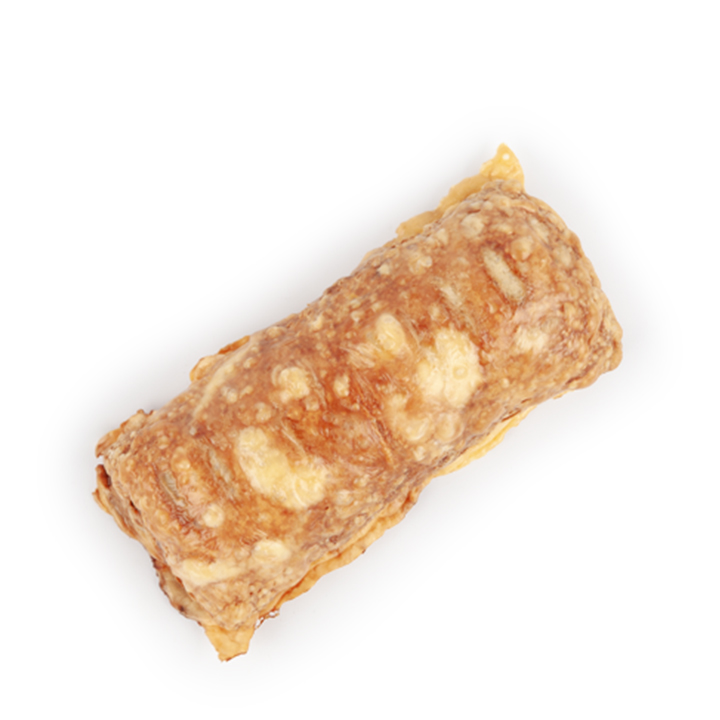 Eine goldbraune, blättrige Gebäckrolle mit strukturierter Oberfläche, isoliert vor einem weißen Hintergrund.