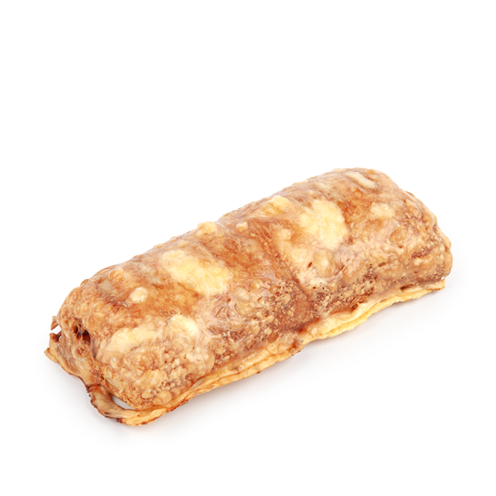Ein rechteckiges, goldbraunes Blätterteiggebäck mit einer blättrigen, strukturierten Oberfläche, isoliert vor einem weißen Hintergrund.
