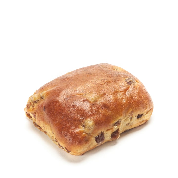 Ein rechteckiges goldbraunes Rosinenbrötchen mit glänzender, leicht glänzender Kruste auf einem schlichten weißen Hintergrund.