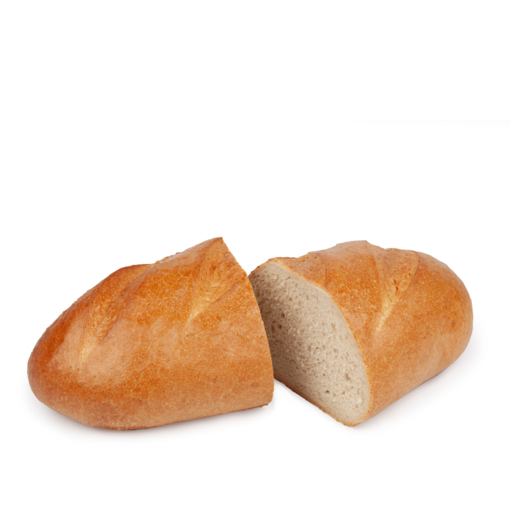 Ein knuspriges Brot wird in zwei Hälften geschnitten, so dass sein weiches weißes Inneres zum Vorschein kommt. Das Brot befindet sich auf einem weißen Hintergrund.