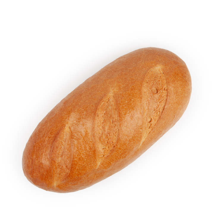 Ein Laib goldbraunes Brot mit drei diagonalen Schrägstrichen auf der Oberseite auf weißem Hintergrund.