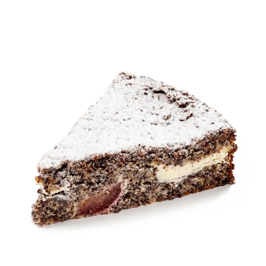 Ein Stück Mohnkuchen mit sichtbaren Fruchtstücken und Puderzucker auf der Oberseite vor einem weißen Hintergrund.