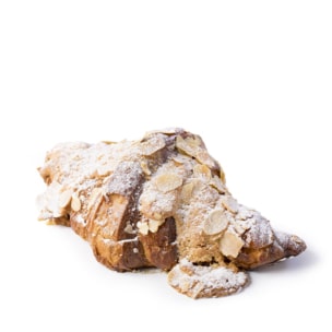 Ein flockiges Mandelcroissant, belegt mit gehobelten Mandeln und Puderzucker, vor einem schlichten weißen Hintergrund.