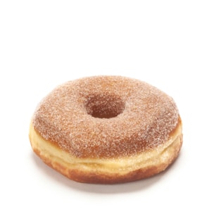Ein einzelner, mit Zimtzucker überzogener Krapfen steht auf einem weißen Hintergrund.