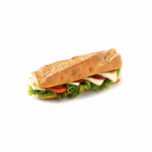 Ein Sandwich auf einem Vollkornbaguette, gefüllt mit Blattsalat, Tomatenscheiben und Käse, vor einem weißen Hintergrund.