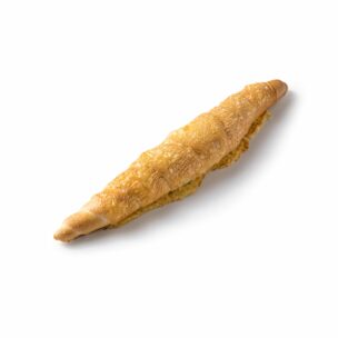 Ein einzelnes, langes, knuspriges Brötchen mit einem spitzen Ende, das mit Sesam bestreut ist, ruht auf einem weißen Hintergrund.