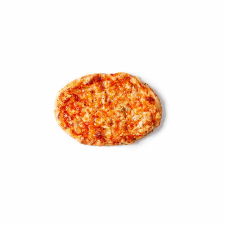 Eine einzelne ovale Käsepizza mit einer goldenen, leicht gebräunten Kruste und geschmolzenem Käse, von oben auf einem einfachen weißen Hintergrund fotografiert.