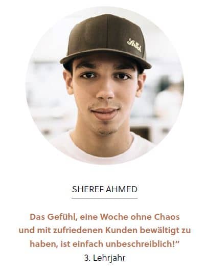 Ein junger Mann mit brauner Mütze und weißem Hemd blickt in die Kamera und lächelt leicht. Darunter steht ein Zitat in deutscher Sprache und sein Name, Sheref Ahmed, zusammen mit dem dritten Lehrjahr.