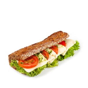 Ein Vollkorn-Baguette-Sandwich, gefüllt mit Blattsalat, Tomatenscheiben, Mozzarella-Käse und Kräutern, vor weißem Hintergrund.
