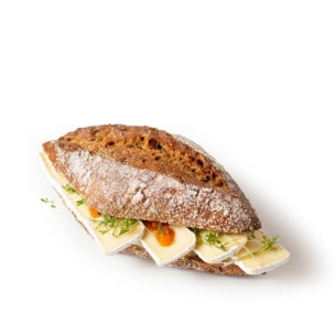 Ein rustikales Sandwich aus dunklem, knusprigem Brot, gefüllt mit Brie-Käsescheiben, belegt mit frischen Kräutern und einem Hauch von roter Marmelade, auf weißem Hintergrund.