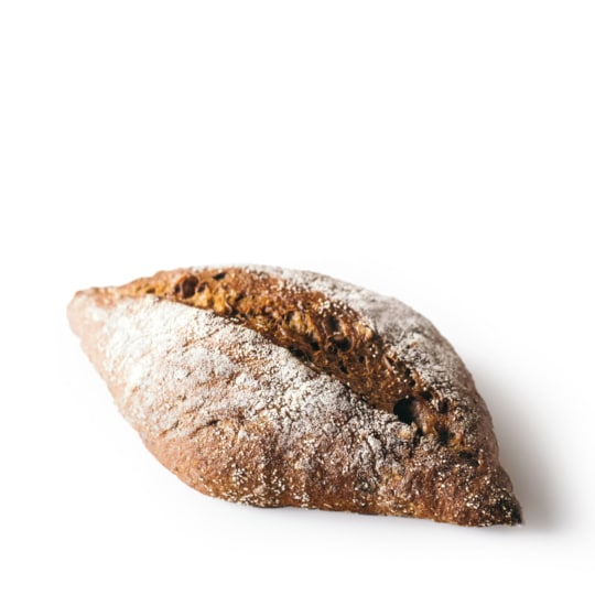 Ein rustikaler, ovaler Laib Vollkornbrot mit etwas Mehl auf der Oberseite, isoliert auf einem weißen Hintergrund.