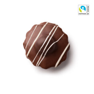 Ein rundes Schokoladenkonfekt mit weißem Schokostreusel, von oben gesehen auf weißem Hintergrund. In der Ecke ist ein Logo der Fairtrade-Kakao-Zertifizierung abgebildet.