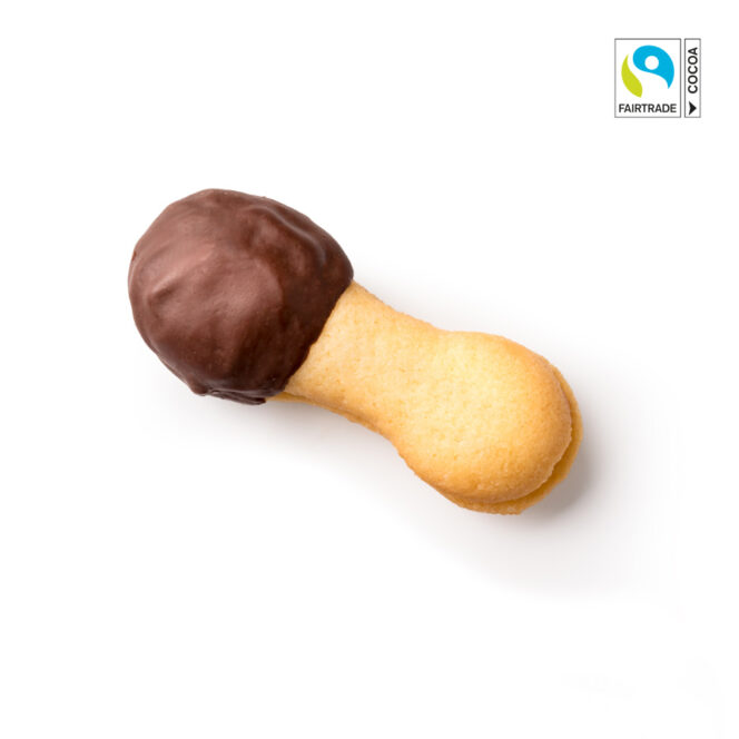 Ein Keks in Form eines Pilzes, dessen Kappe in Schokolade getaucht ist, während der Stiel blank ist. Das Logo der Fairtrade-Kakao-Zertifizierung befindet sich in der oberen rechten Ecke auf weißem Hintergrund.