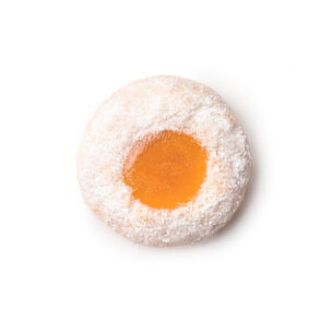 Ein runder, mit Puderzucker bestreuter Keks mit einem leuchtend orangefarbenen Marmeladenkern, von oben auf weißem Hintergrund fotografiert.