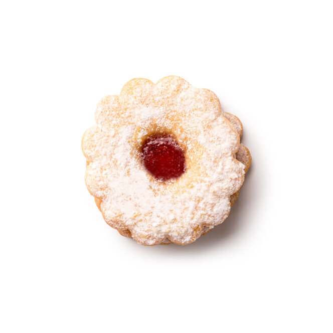 Ein runder, blumenförmiger, mit Puderzucker bestäubter Sandwich-Keks mit roter Marmelade in der Mitte, fotografiert auf weißem Hintergrund.
