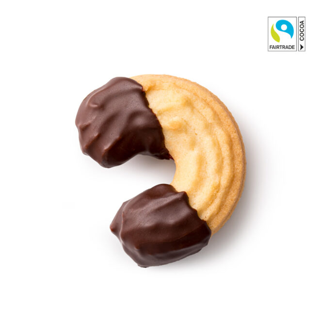 Ein runder Butterkeks, der an beiden Enden teilweise in Schokolade getaucht ist, befindet sich auf einem weißen Hintergrund. In der oberen rechten Ecke ist das Logo der Fairtrade-Kakao-Zertifizierung zu sehen.